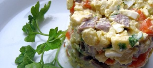 Салат с говяжьим языком и яблоками