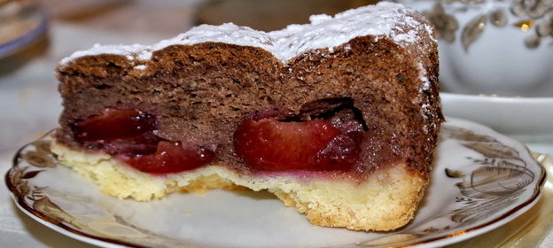 Пирог со сливами и миндально-шоколадным вкусом