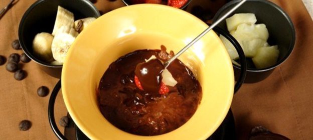 Шоколадное фондю с фруктовыми шашлыками