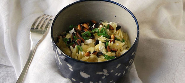 Салат с макаронами, сыром фета и кедровыми орешками