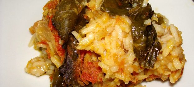 Голубцы в листьях лопуха