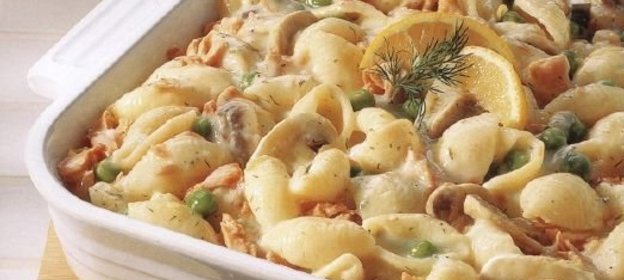 Макароны, запеченные с лососем, грибами и горошком