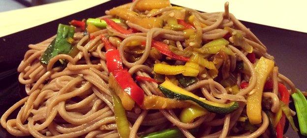 Постная азиатская лапша с овощами