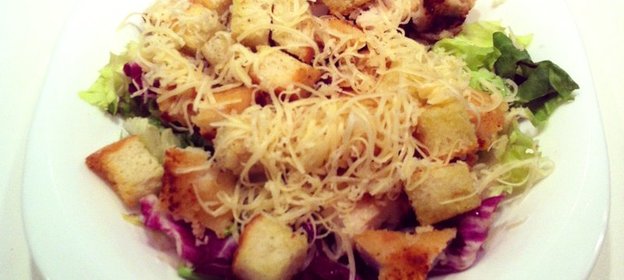 Салат «Цезарь» с сырным соусом