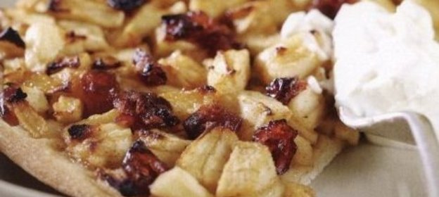 Пицца с яблоками и клюквой