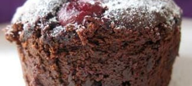 Шоколадно-кофейные пирожные с вишней