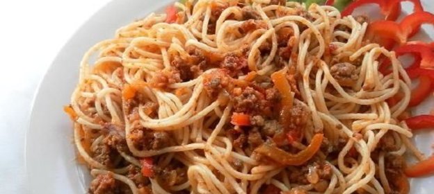 Паста с фаршем и помидорами