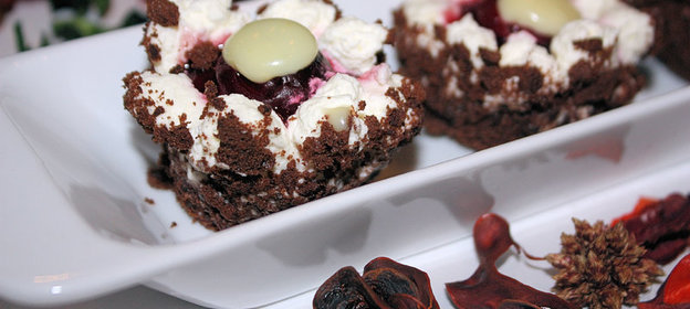 Шоколадные пирожные «Цветок для Фанни» с лимонной глазурью/дуэль