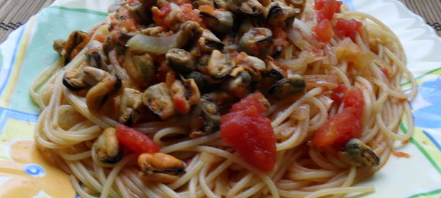 Паста с томатным соусом и мидиями