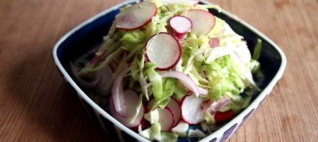 Капустный салат с редькой и шалфеем