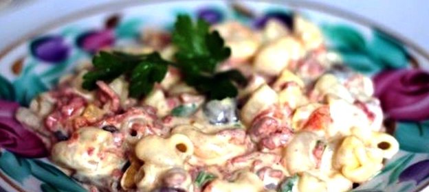 Макароны с копченой колбасой