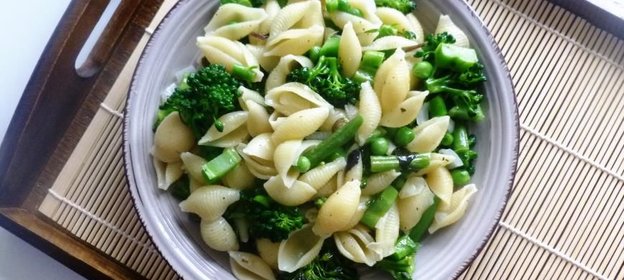 Паста с зелеными овощами и каперсами