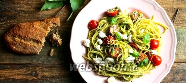 Спагетти с песто дженовезе, черри и моцареллой