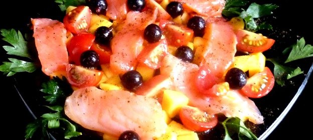 Салат с лососем,черной смородиной,манго и черри