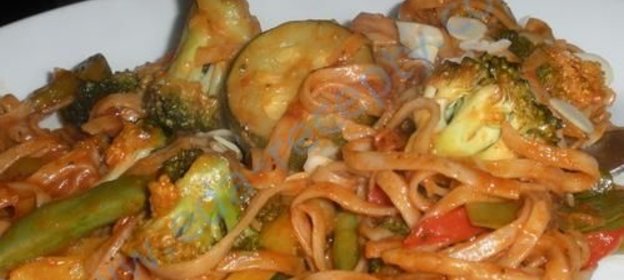 Кабачковый салат с лапшой и цветной капустой