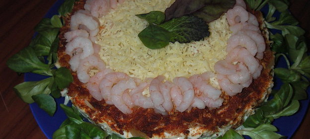 Слоеный салат с креветками и омлетом