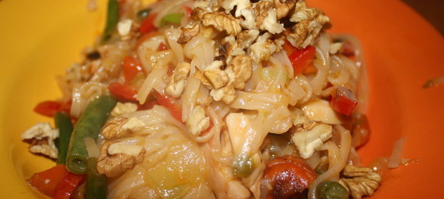 Рисовая лапша с мясом, овощами и орехами