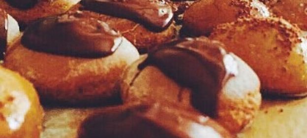 Говядина, жаренная на решетке, с зеленым горошком