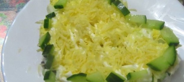 Салат с куриным филе и чесносливом