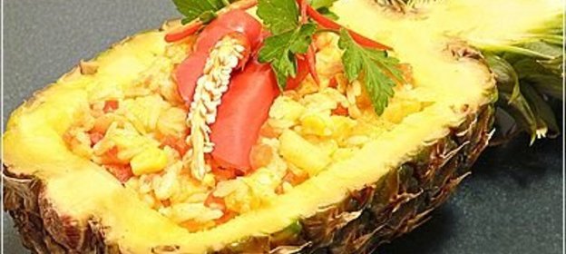 Острый рис с креветками в ананасе по-тайски