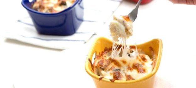 Запеканка из пельменей с сыром и грибами