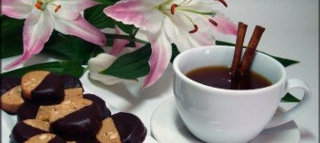 Пряное печенье с бразильским орехом и оздоровительным финиковым чаем