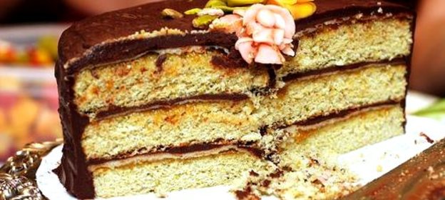 Фисташковый торт с марципаном и шоколадной глазурью