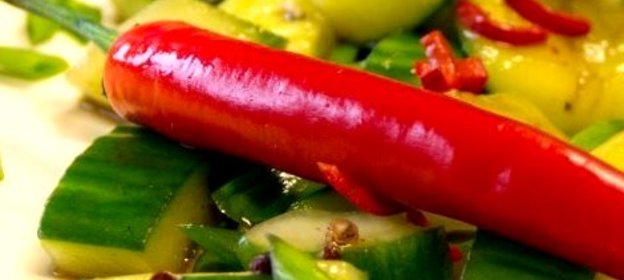 Огуречный салат с красным чилийским перцем