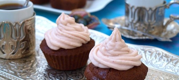 Шоколадно-ореховые капкейки с малиной