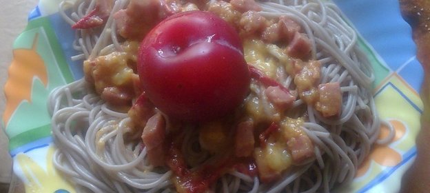 гречневая лапша с ветчиной и сливами