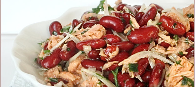 Салат из фасоли с тунцом по-португальски