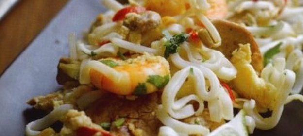 Рисовая лапша с соусом из мяса и креветок
