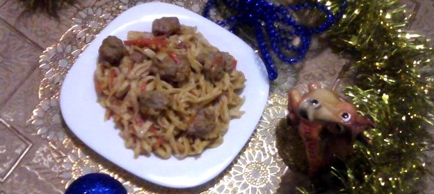 Домашняя лапша с фаршем и томатом