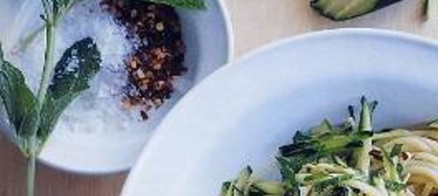 Спагетти с мятой и цуккини