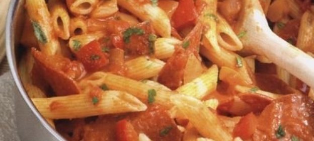 Макароны с копченой колбасой