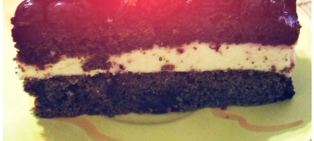 Бисквитный торт с желе из черной смородины
