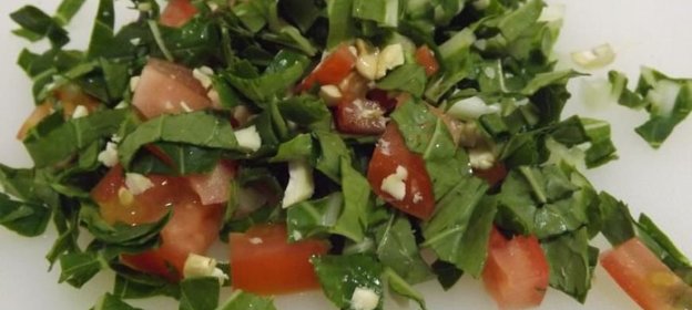 Чечевичный салат с помидорами и орехами кешью