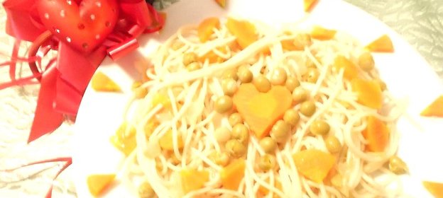 Спагетти с морковью и зелёным горошком