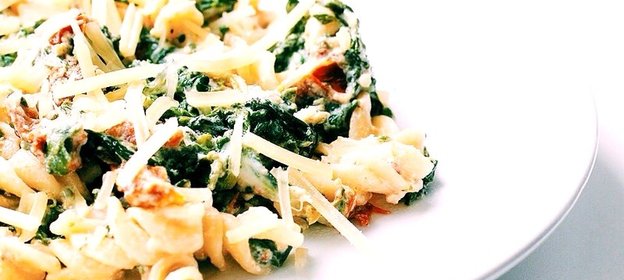 Фузилли с рикоттой и шпинатом
