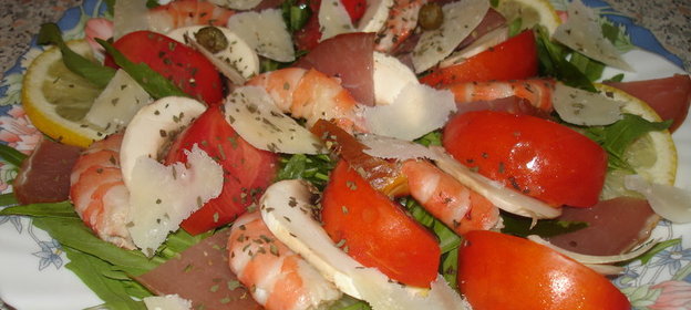 Салат с рукколой, креветками и пармезаном