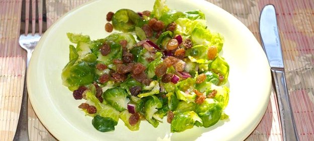 Нежнейший салат с брюссельской капустой и изюмом