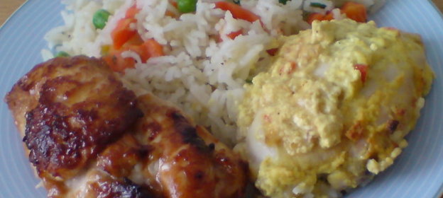 Куриные грудки ,две в одной тарелке,но такие разные