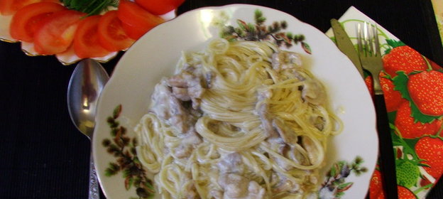 Спагетти с курицей и грибами в сливочном соусе