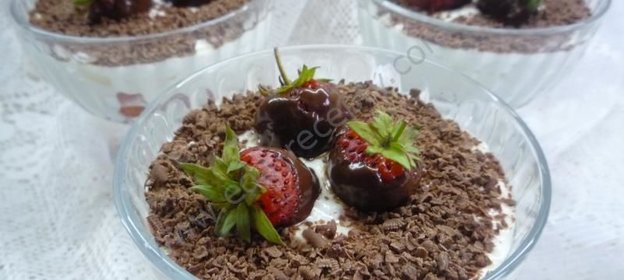 Творожный десерт с шоколадом и клубникой