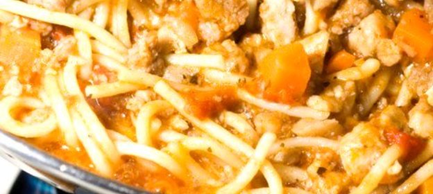 Паста со свиными сосисками с фенхелем