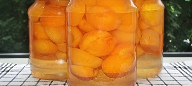 Половинки абрикосов в сиропе