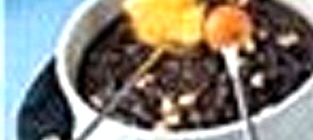 Шоколадное фондю с сухофруктами