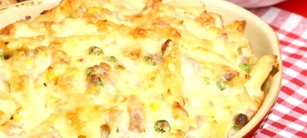 Пенне, запеченные с пармезаном, сливками и прошутто