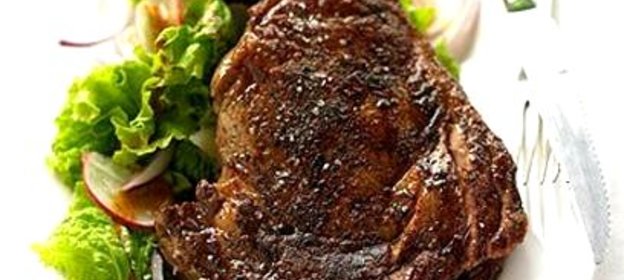 Говяжий стейк с чили и салатом