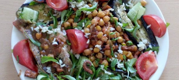 Филе морского окуня с нутом, осьминогами и баклажанами